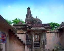 There is also a Jain temple in the fort and three Hindu temples There is also a Jain temple in the fort and three Hindu temples.